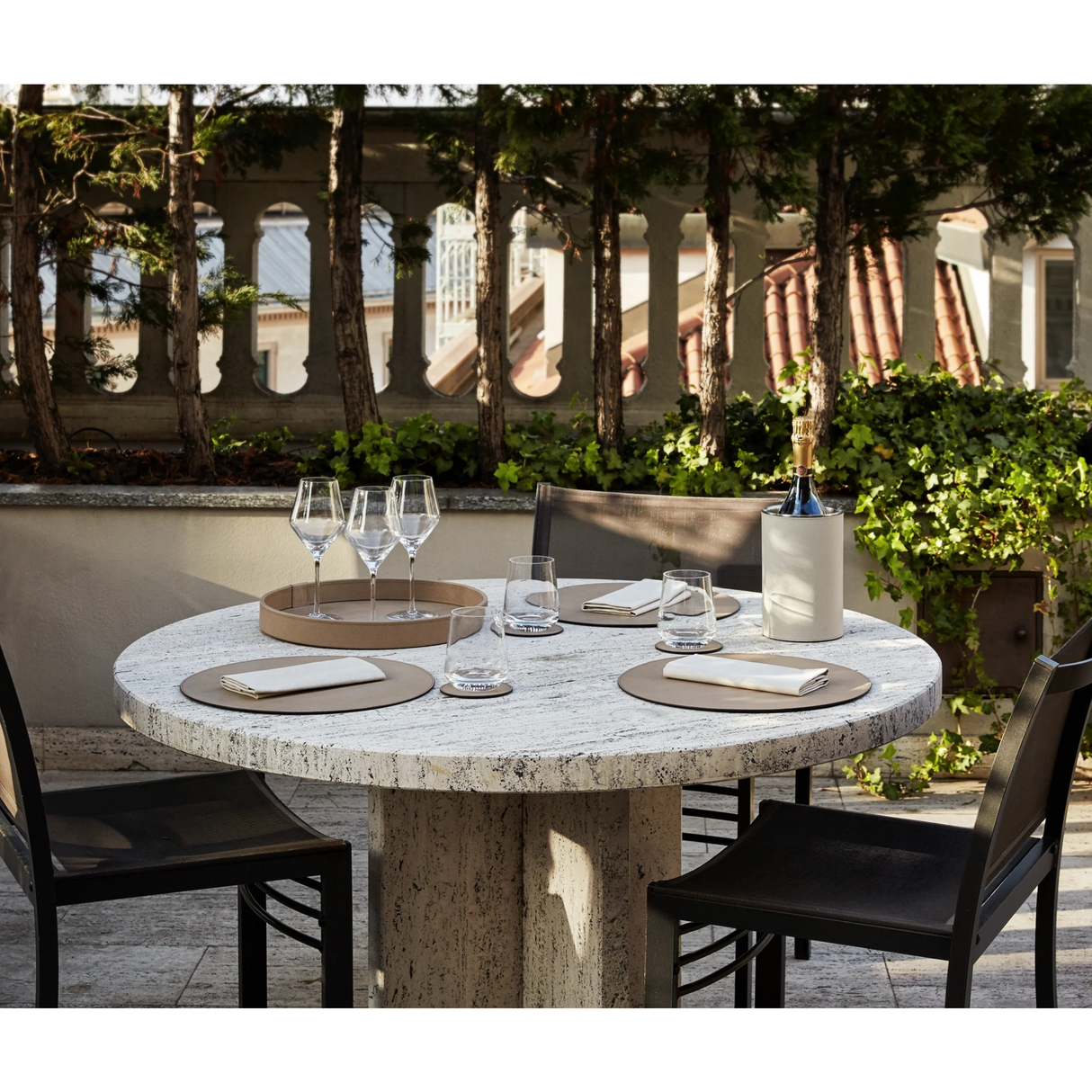 Grained Leather Round Placemat | Pinetti | OROA.com