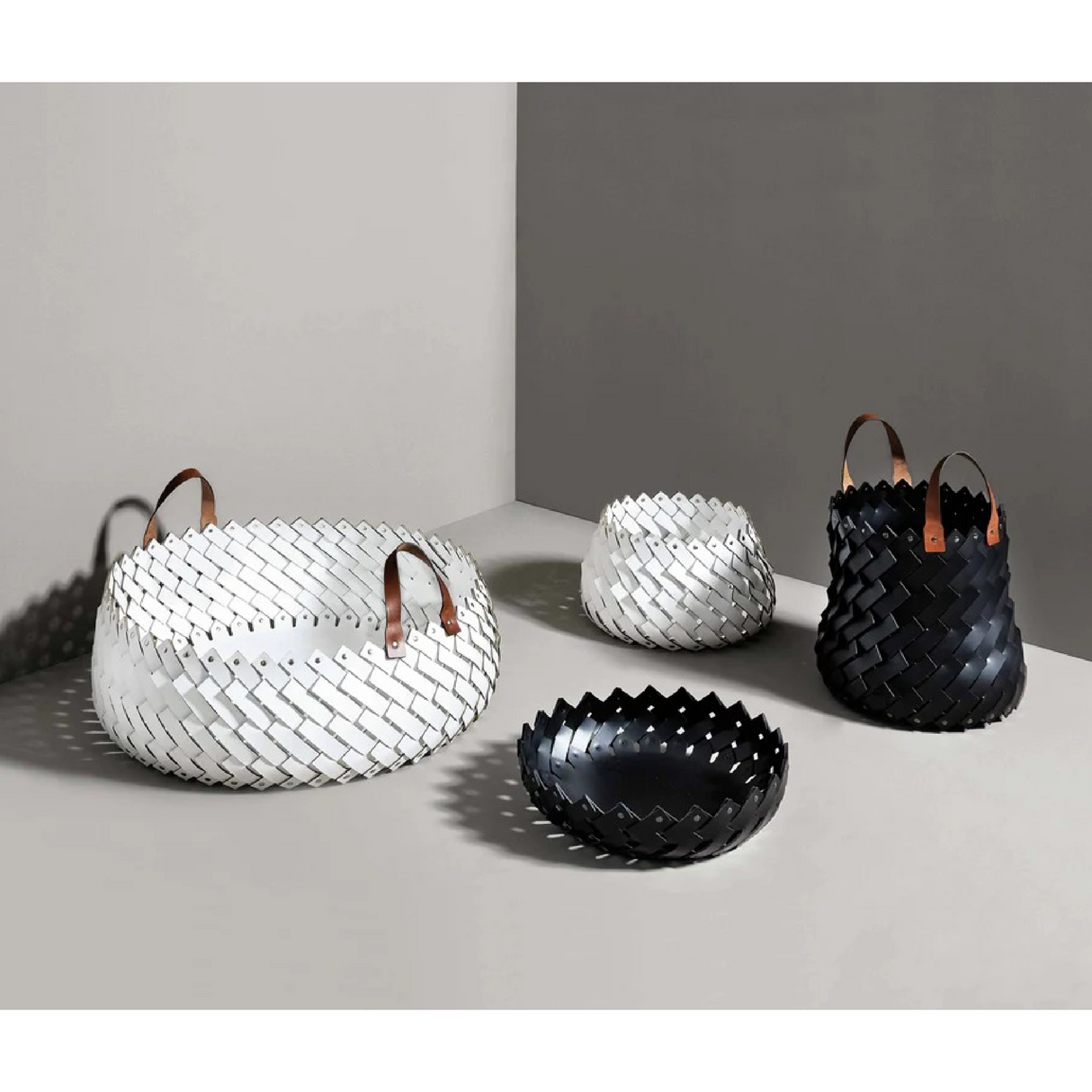 Leather Strips Round Basket S | Pinetti Almeria | OROA.com