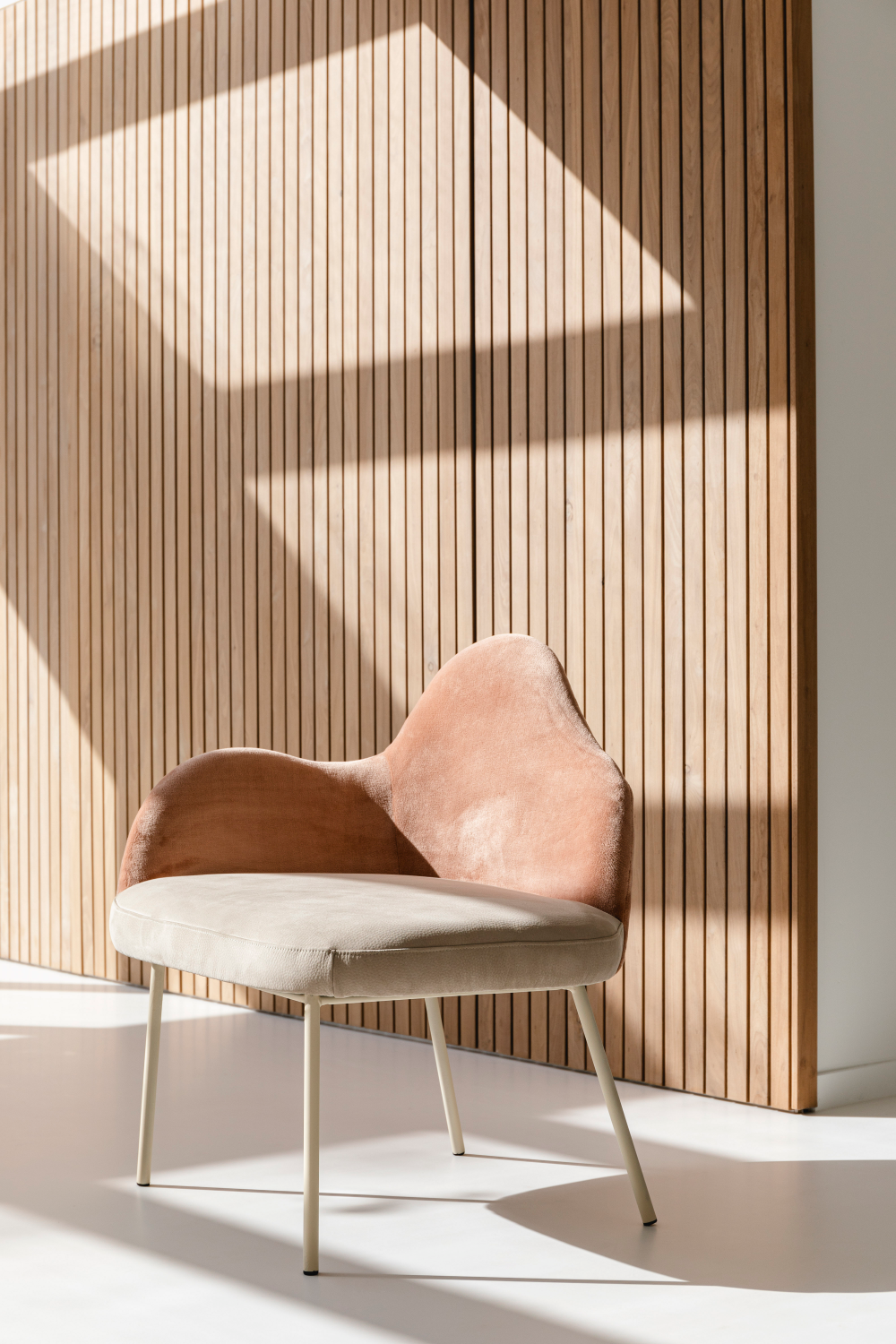 Pink Modern Lounge Chair | Zuiver Friuli | OROA.com