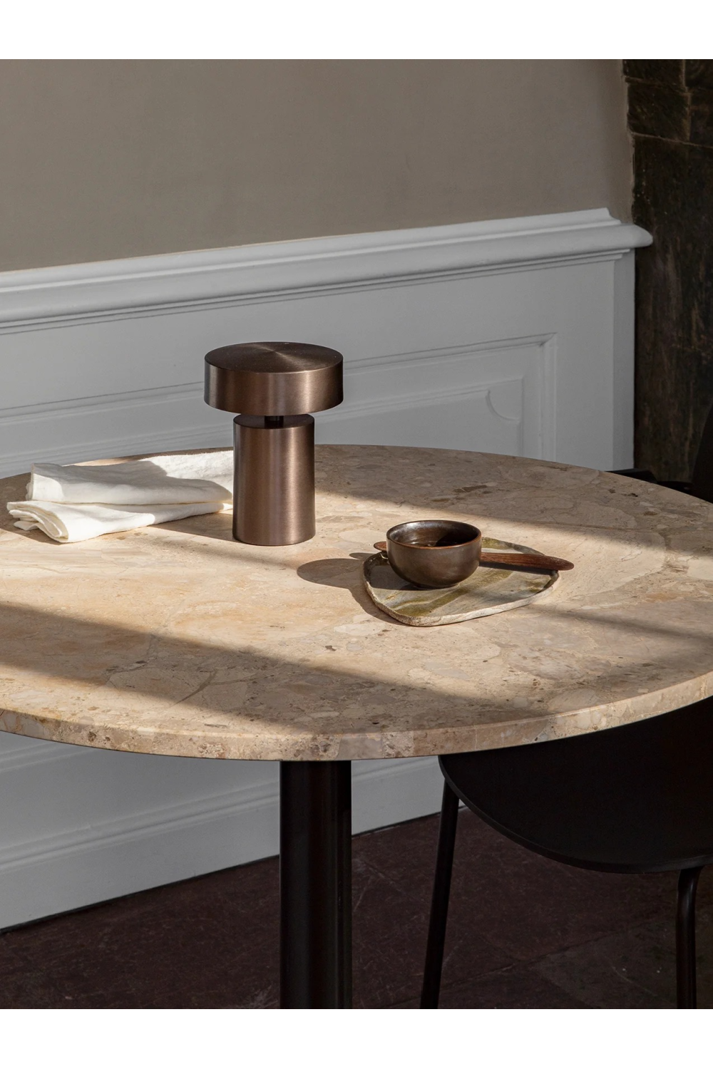 Round-Base Dining Table | Audo Copenhagen Harbour Column | Oroa.com