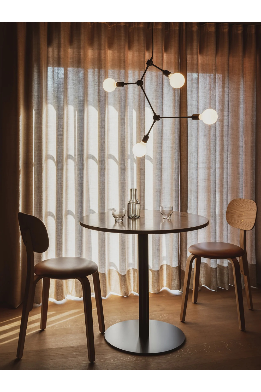 Star-Base Round Dining Table | Audo Copenhagen Harbour Column | Oroa.com