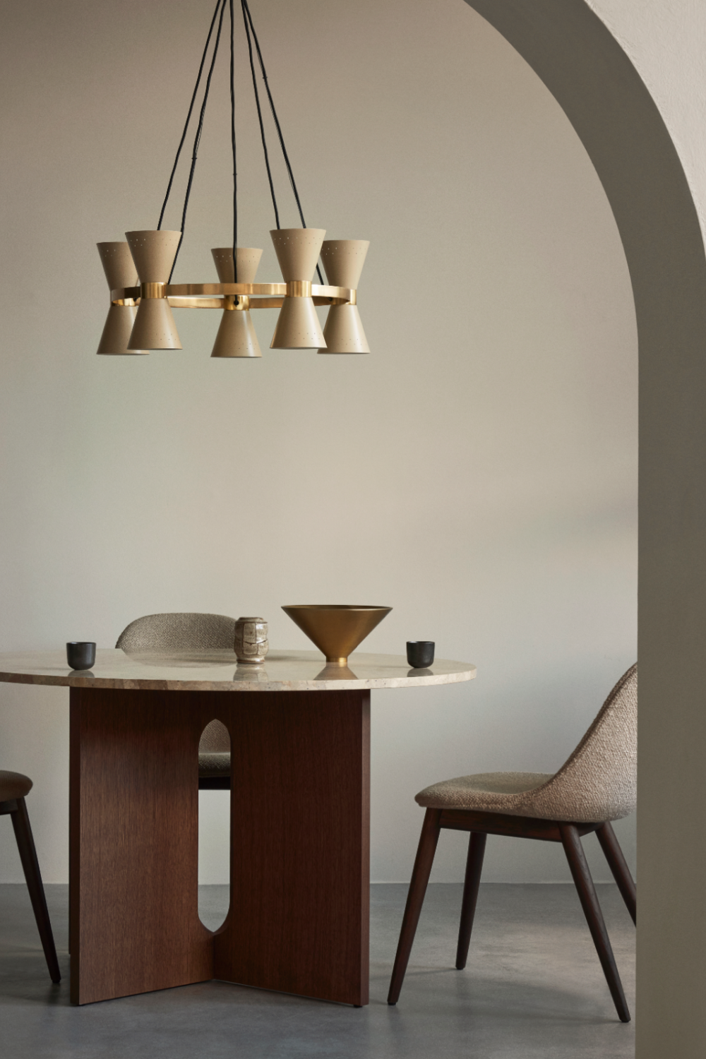 Intersecting-Base Round Dining Table | Audo Copenhagen Androgyne | Oroa.com