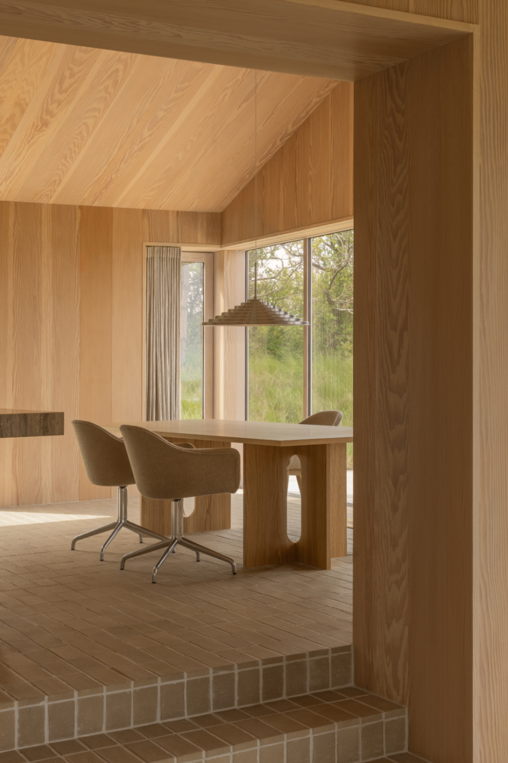 Intersecting-Base Oak Dining Table | Audo Copenhagen Androgyne | Oroa.com