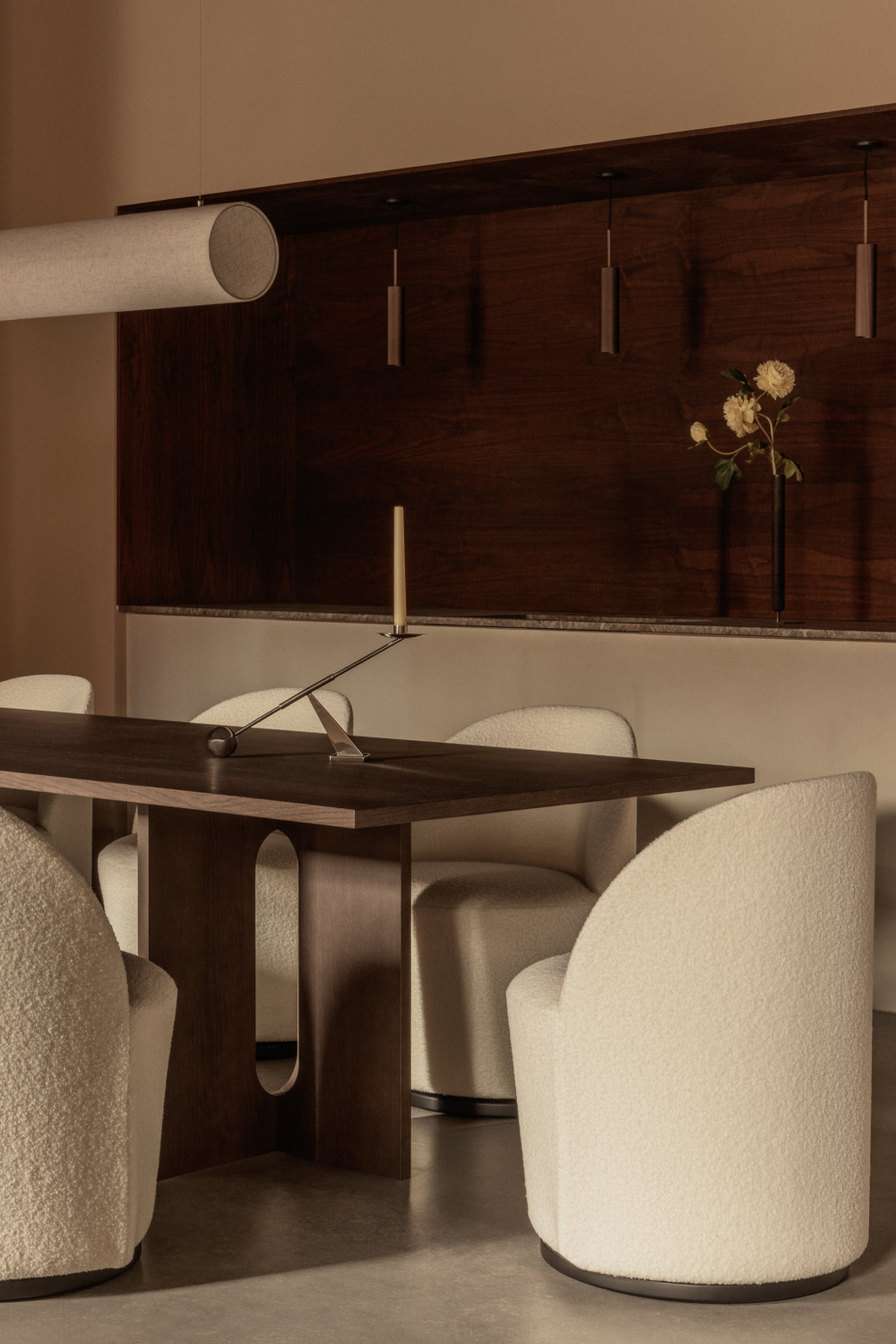 Intersecting-Base Oak Dining Table | Audo Copenhagen Androgyne | Oroa.com