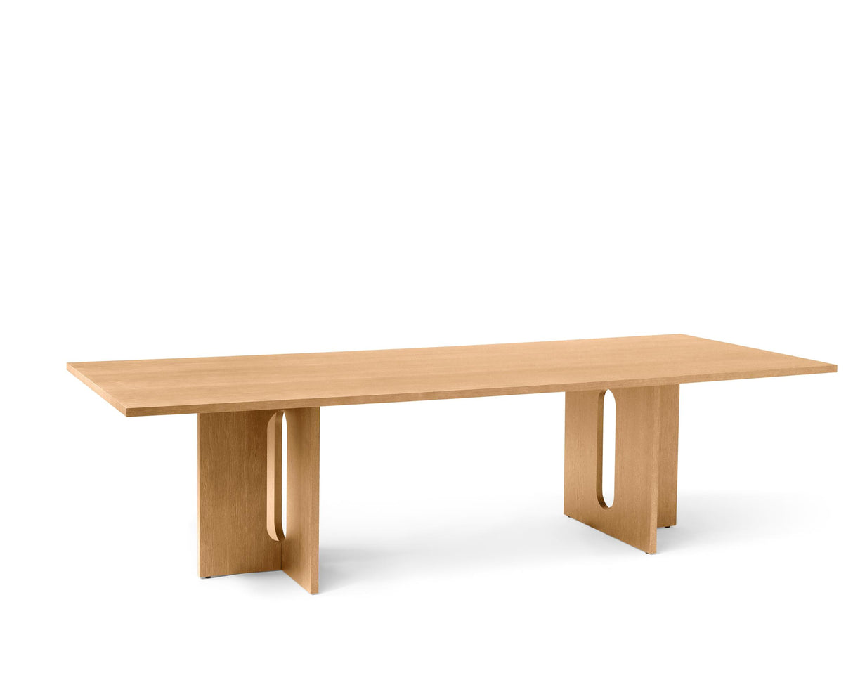 Intersecting-Base Oak Dining Table | Audo Copenhagen Androgyne | Oroa.com