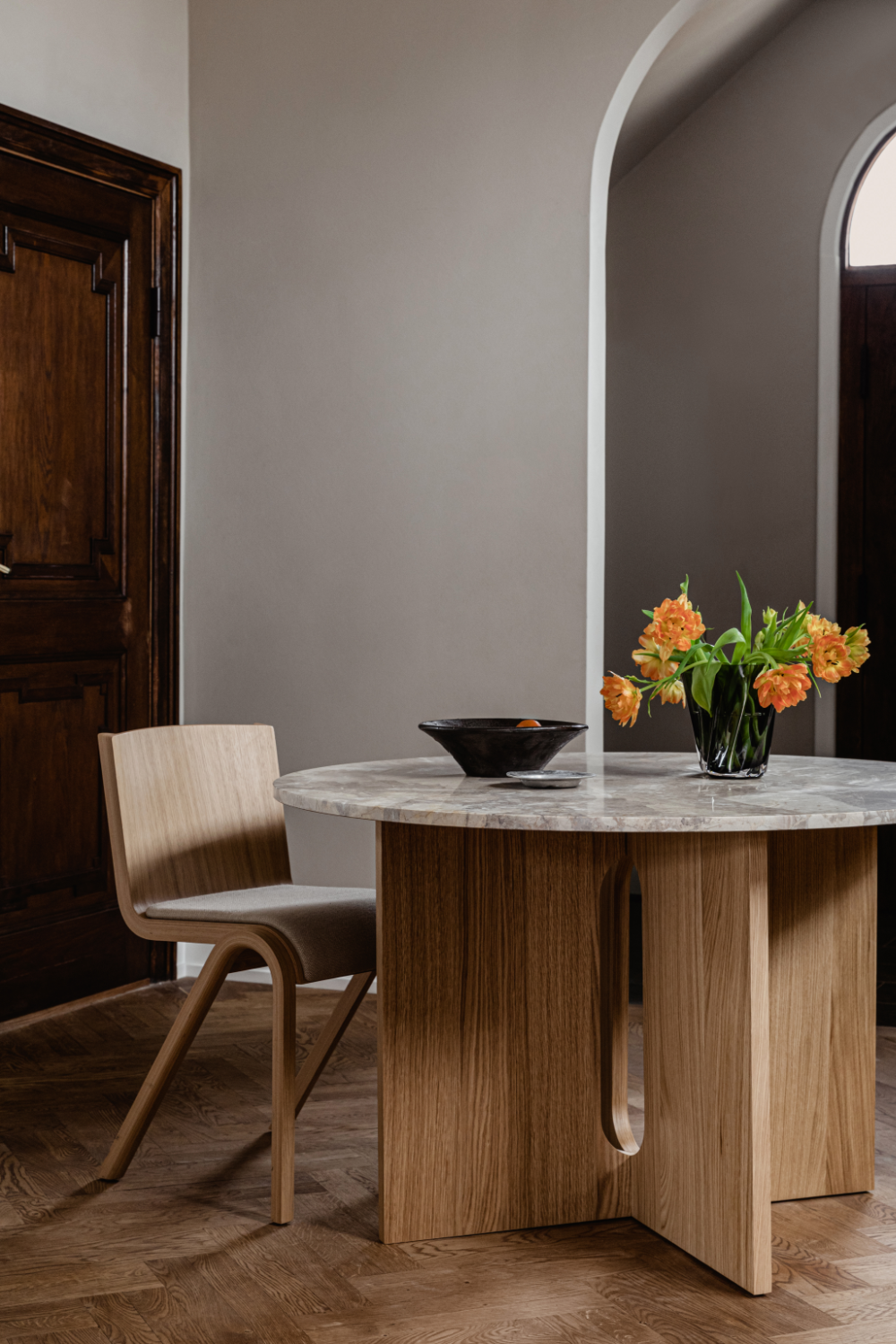 Intersecting-Base Round Dining Table | Audo Copenhagen Androgyne | Oroa.com