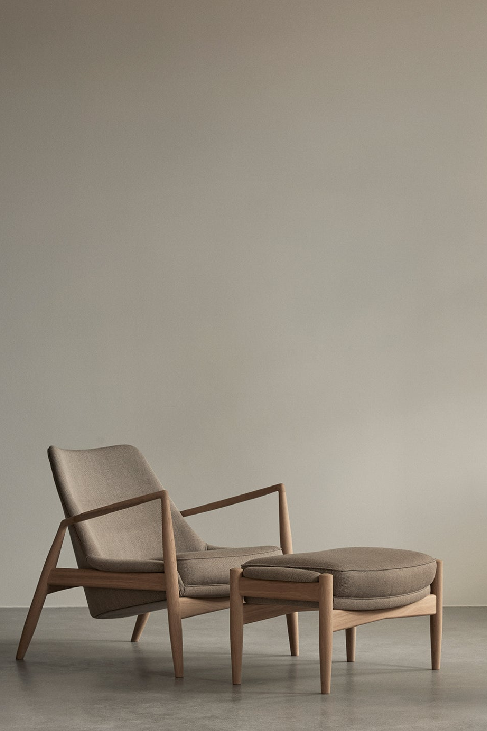High-Back Upholstered Lounge Chair | Oroa.com