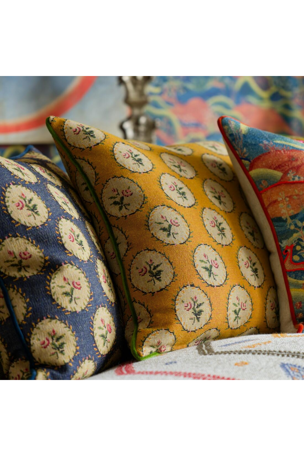Floral Medallion Woven Cushion | Oroa.com