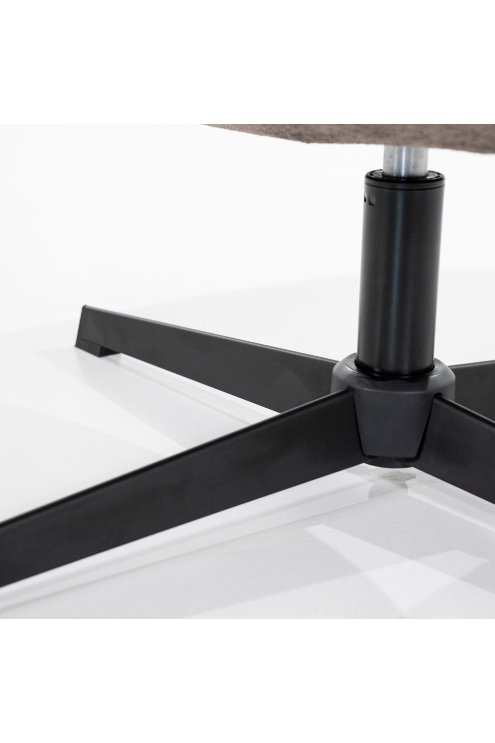 Modern Swivel Lounge Chair | By-Boo Derby | OROA.com