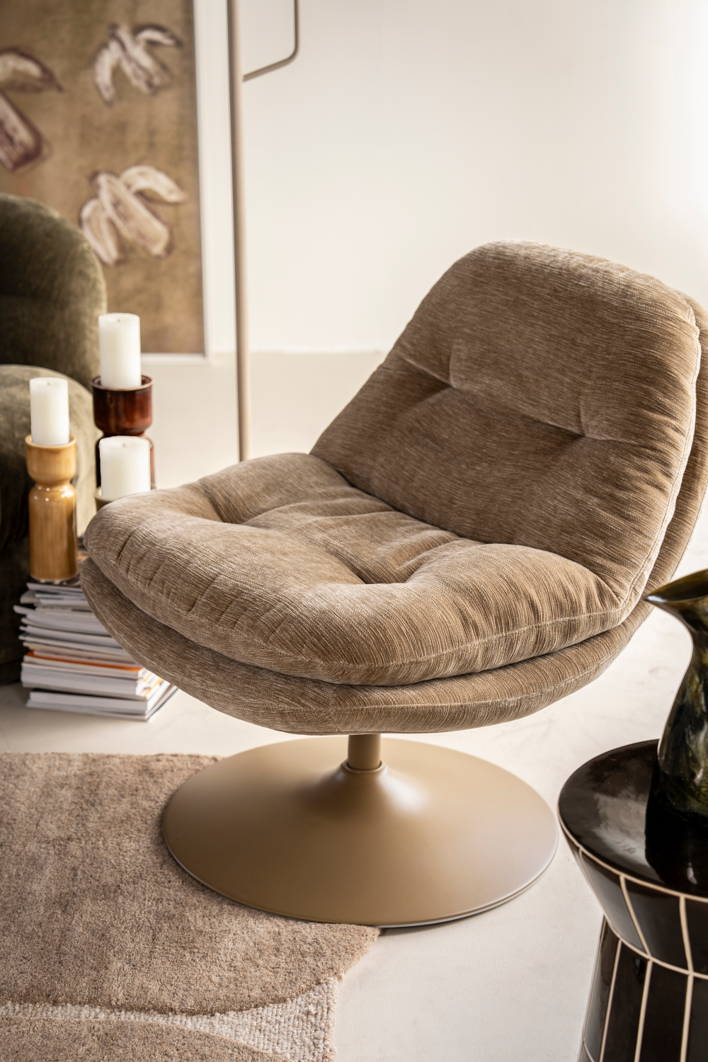 Padded Swivel Lounge Chair | Oroa.com