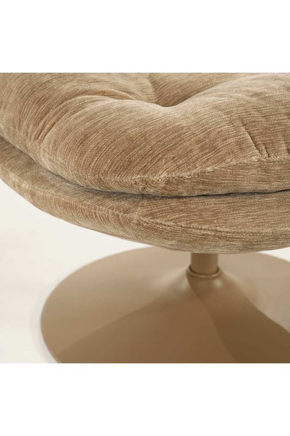 Padded Swivel Lounge Chair | By-Boo Tromba | Oroa.com