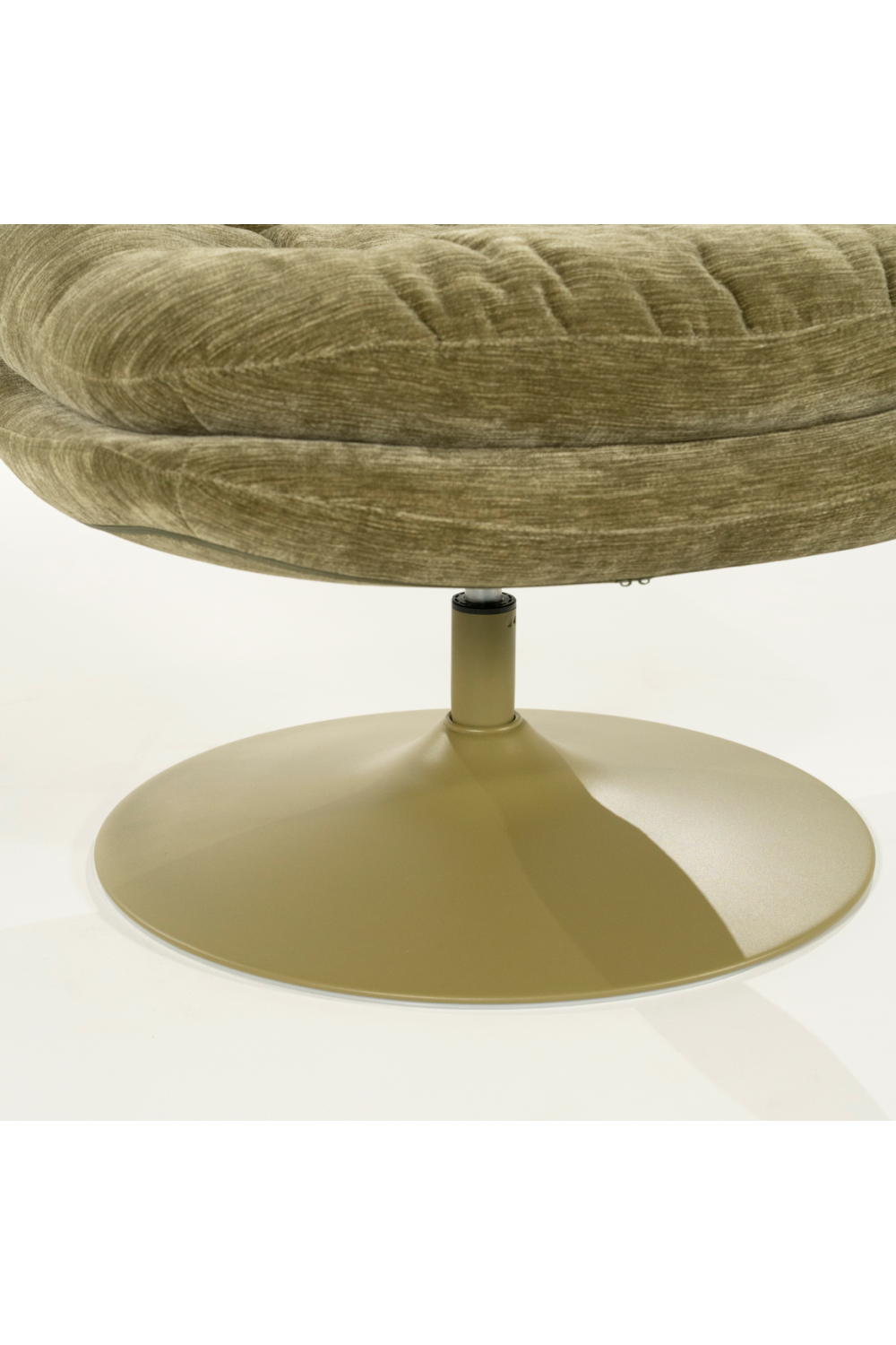 Padded Swivel Lounge Chair | Oroa.com