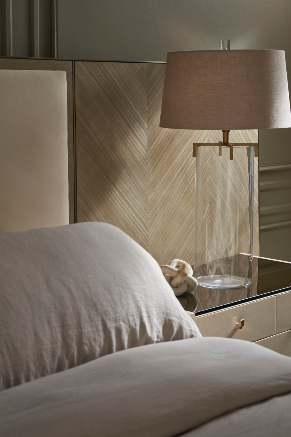 Wing Panelled Cream Bed | Caracole Anthology | Oroa.com