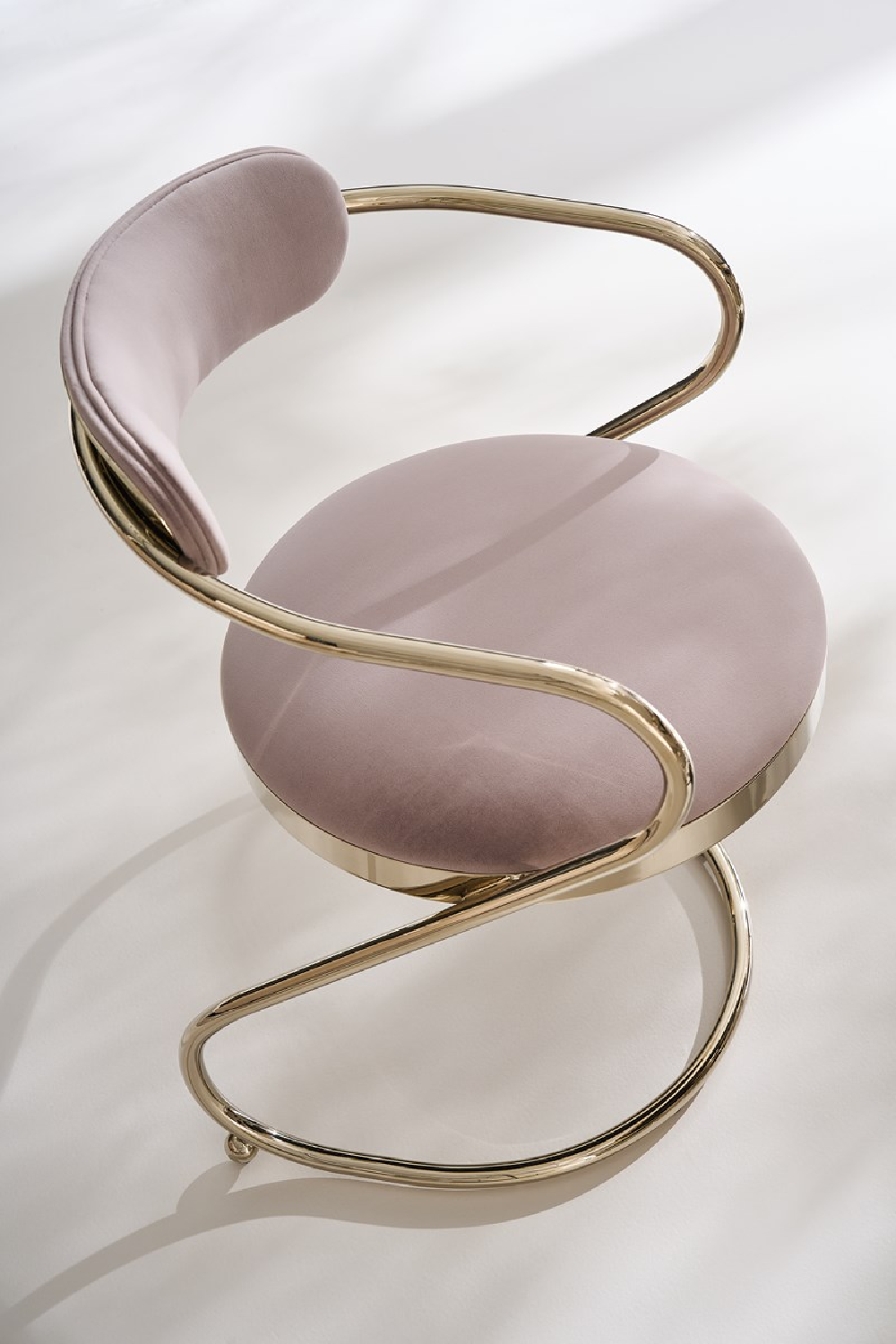 Wavy Cantilevered Dining Chair | Caracole Retrospect | Oroa.com