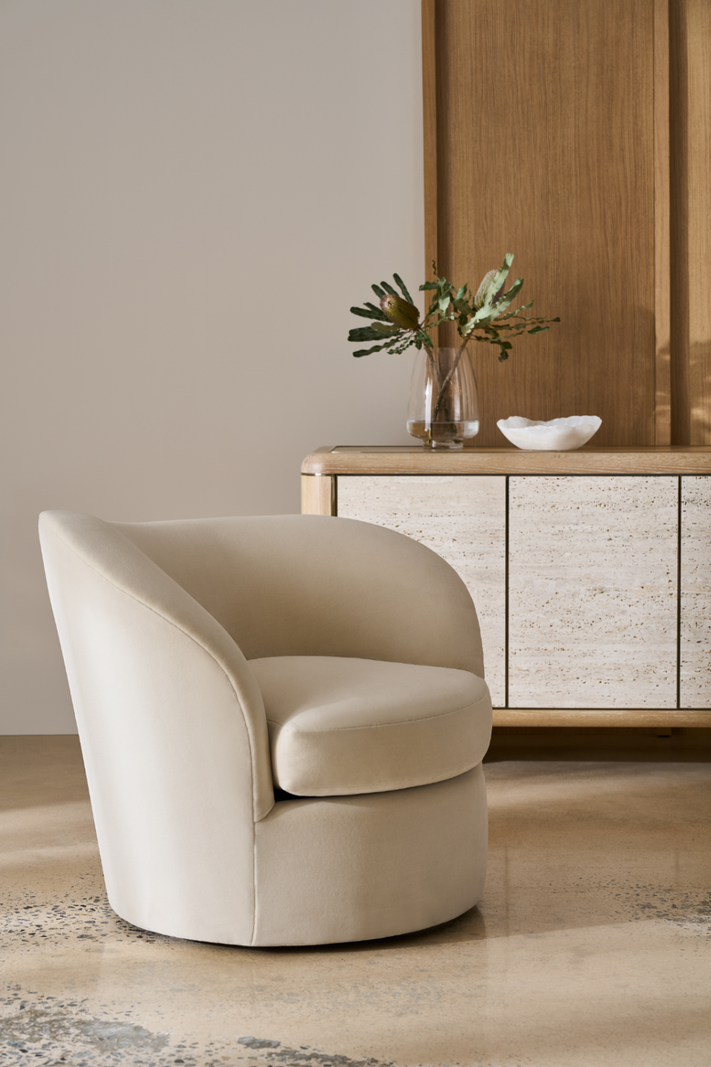 Wavy Back Wool Swivel Chair | Caracole Quasi | Oroa.com