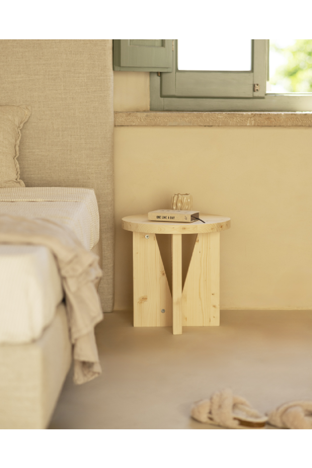 Round Nordic Nightstand | Decowood Vega | OROA.com