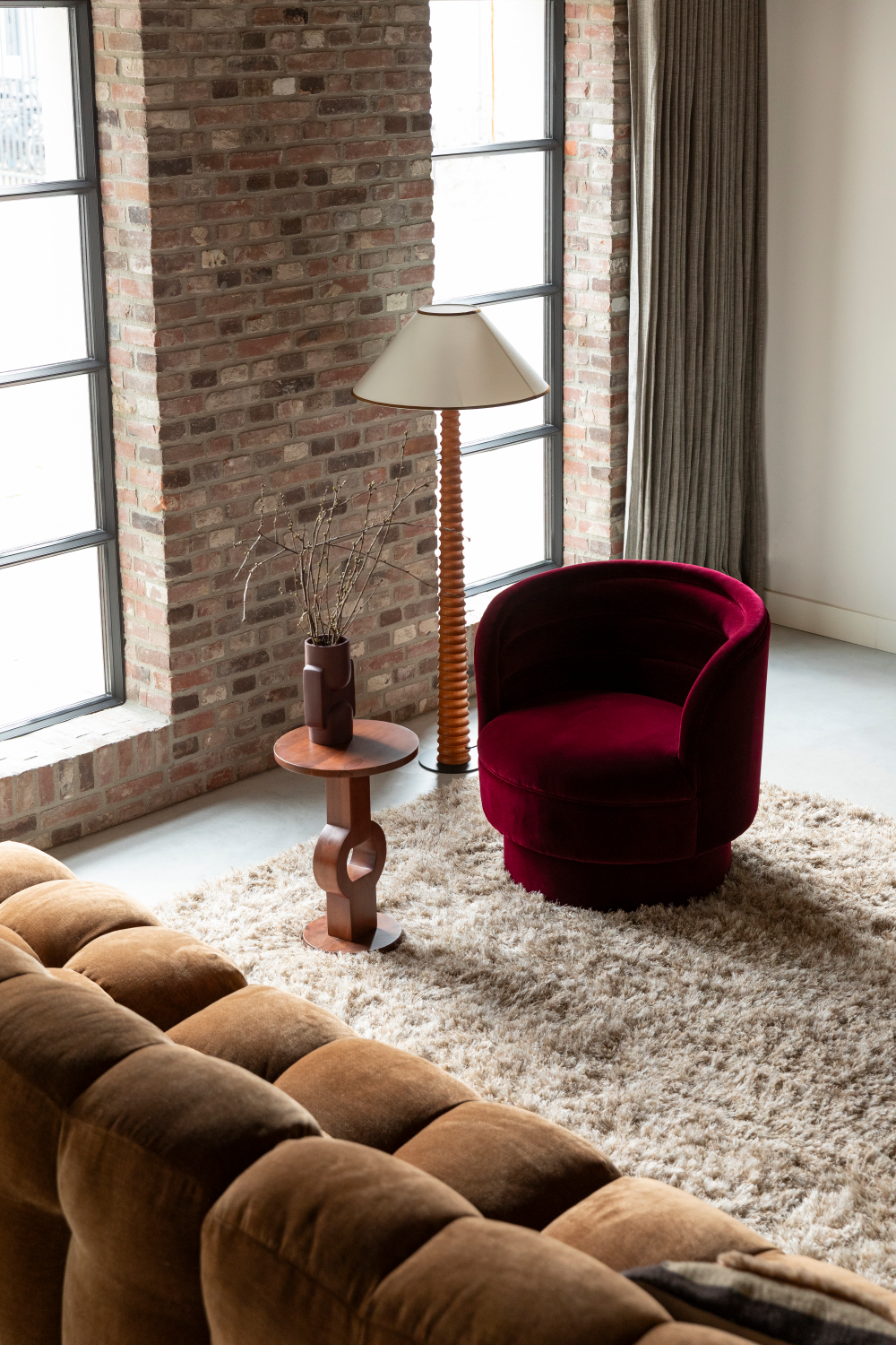 Red Velvet Swivel Lounge Chair | Dutchbone Dorothy | Oroa.com