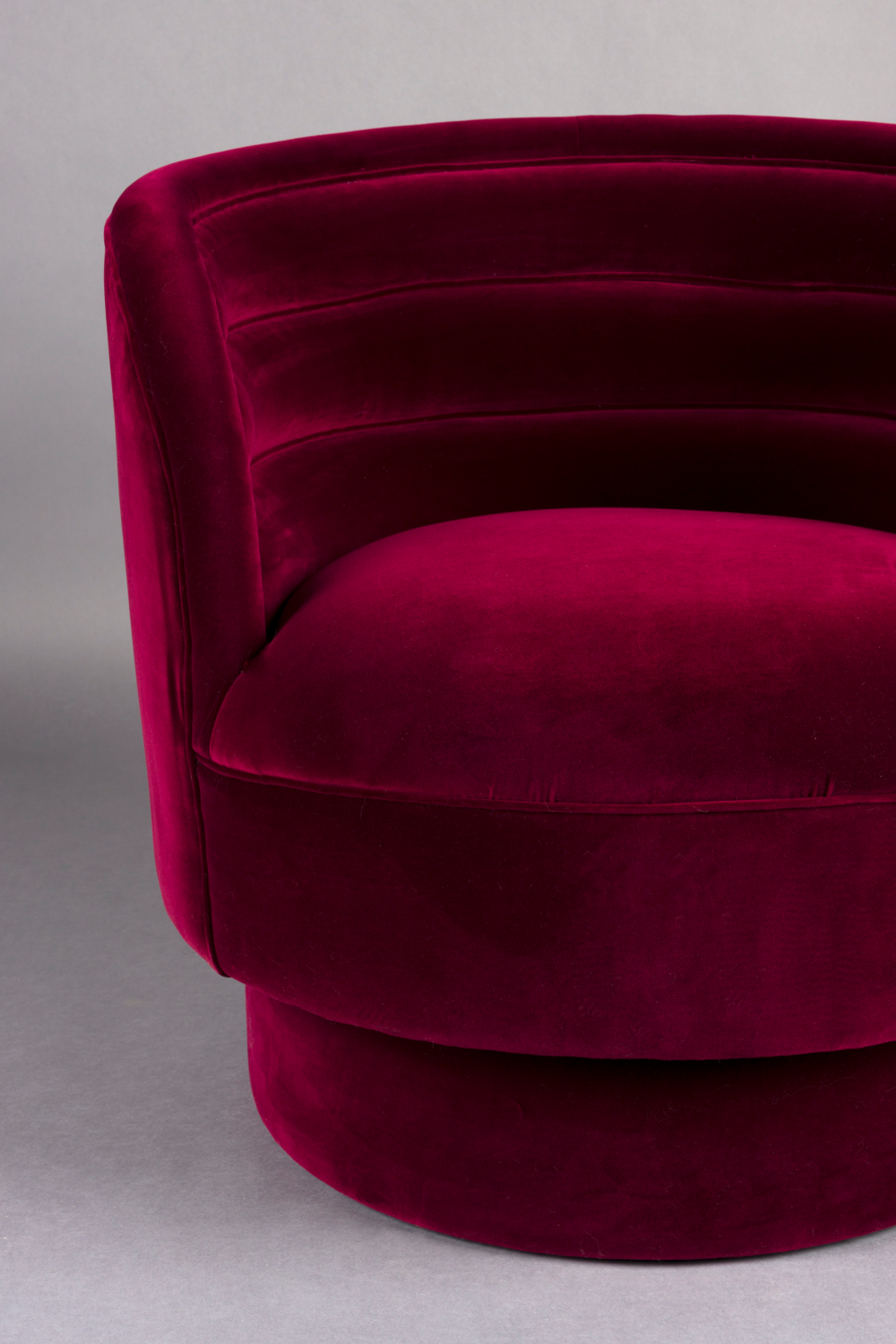 Red Velvet Swivel Lounge Chair | Dutchbone Dorothy | Oroa.com