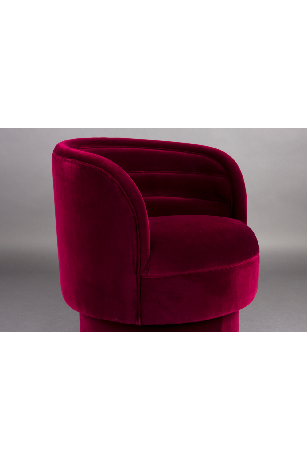 Red Velvet Swivel Lounge Chair | Dutchbone Dorothy | Oroa.com