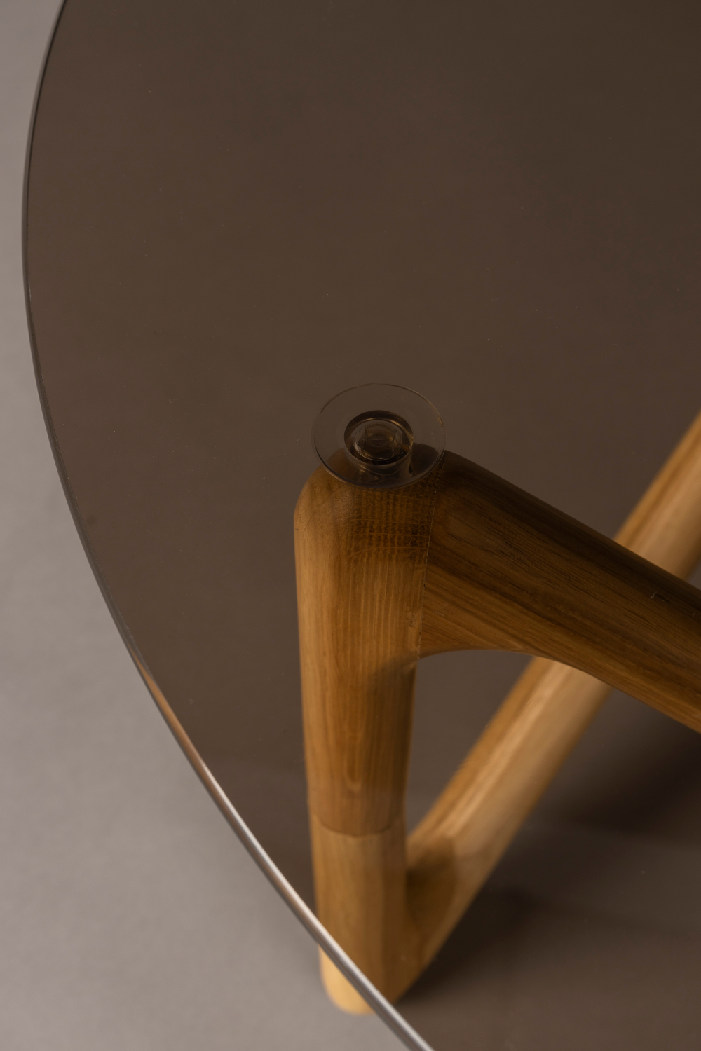 Round Glass Retro Coffee Table | Dutchbone Naia | OROA.com