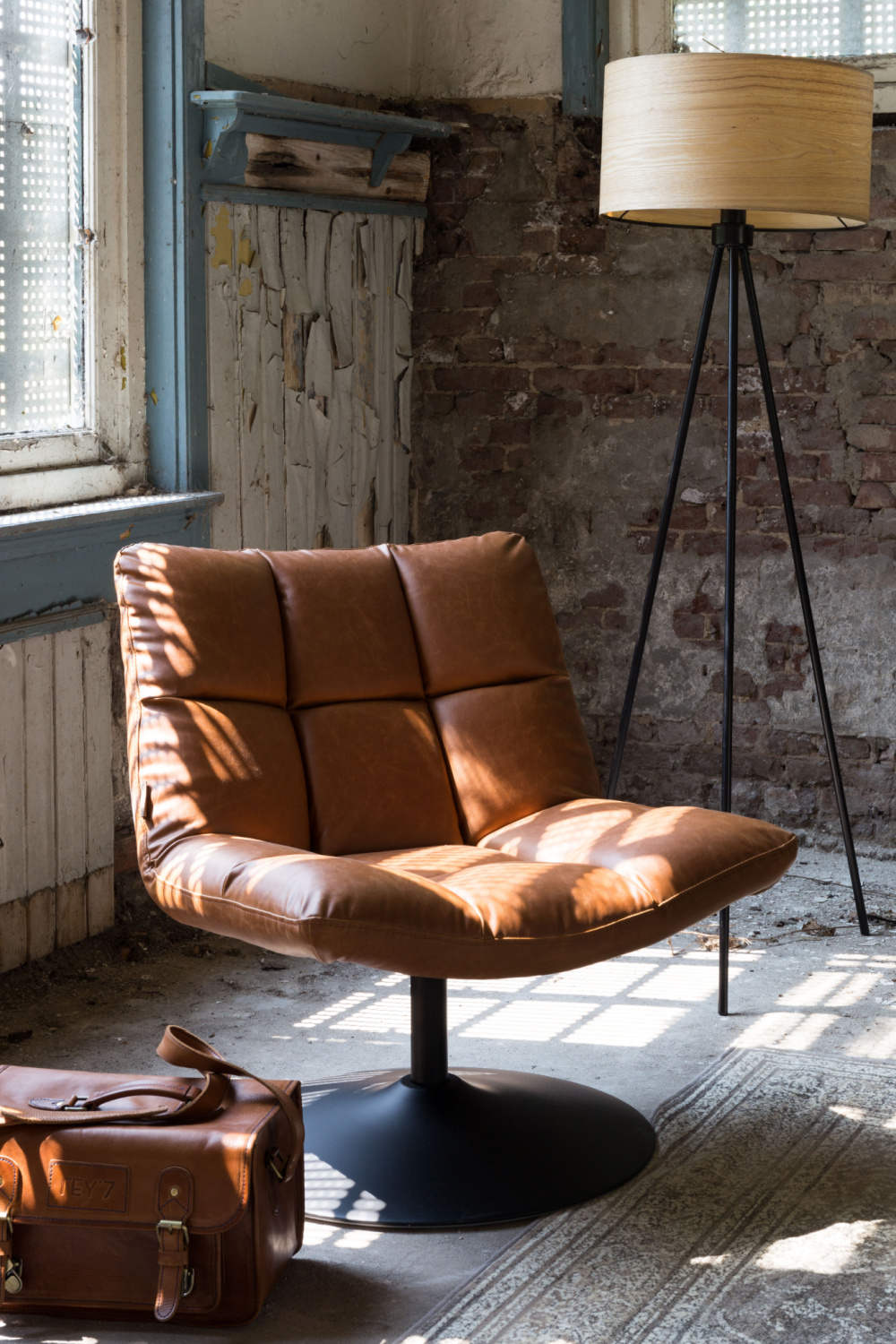 Brown Pedestal Accent Chair | Dutchbone Bar | OROA.com