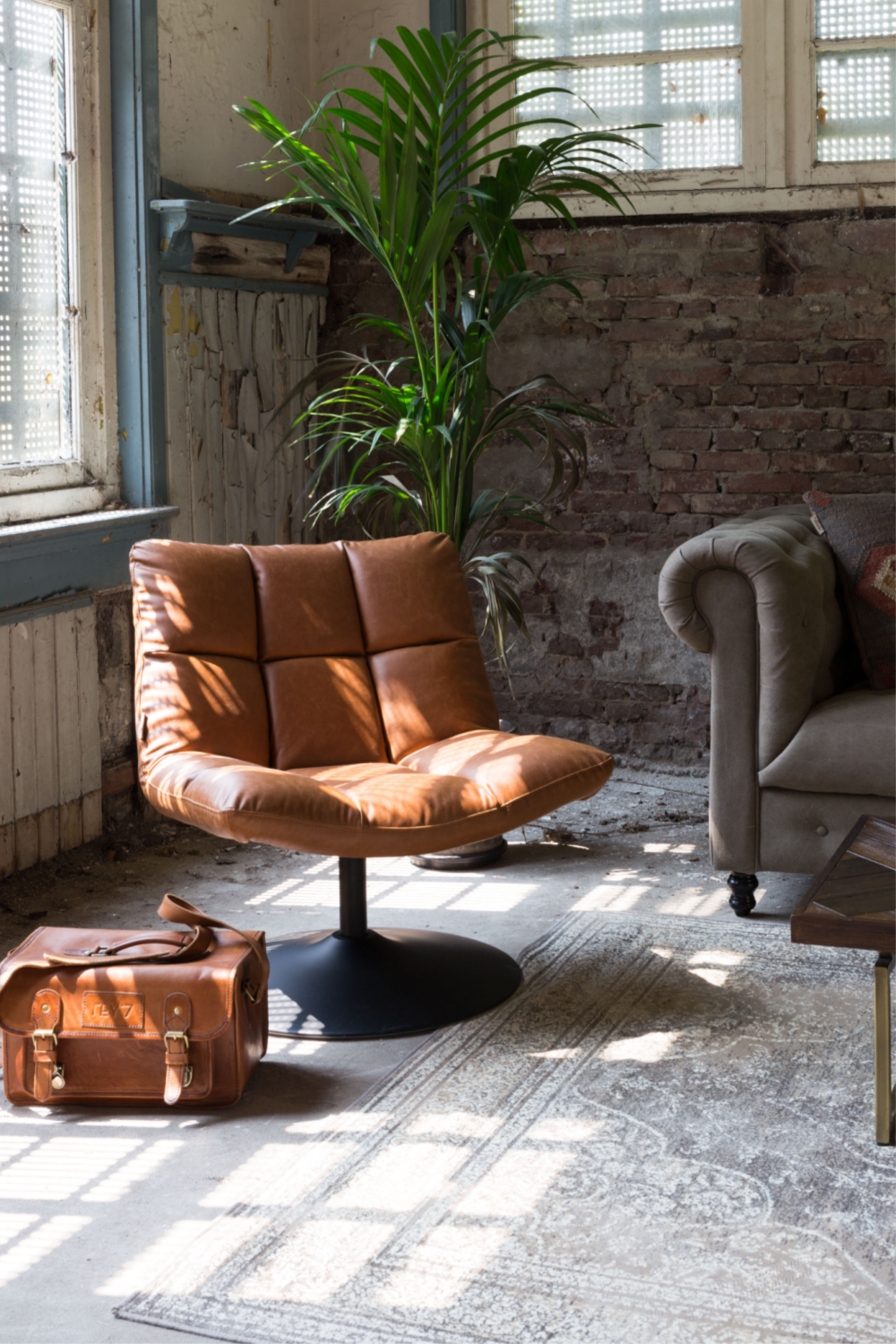 Brown Pedestal Accent Chair | Dutchbone Bar | OROA.com