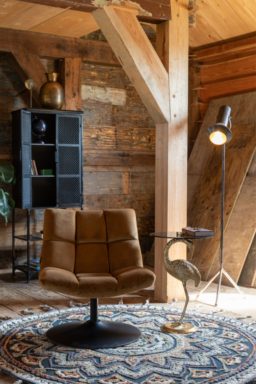 Velvet Pedestal Accent Chair | Dutchbone Bar | Oroa.com