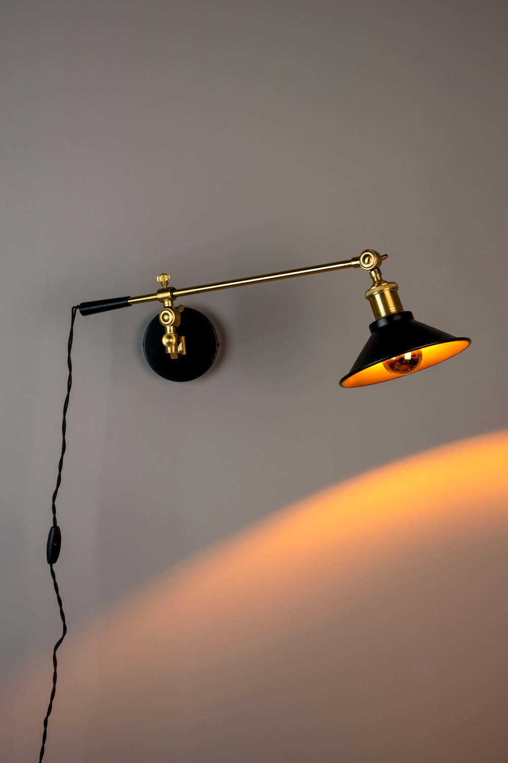 Modern Classic Wall Lamp | Oroa.com