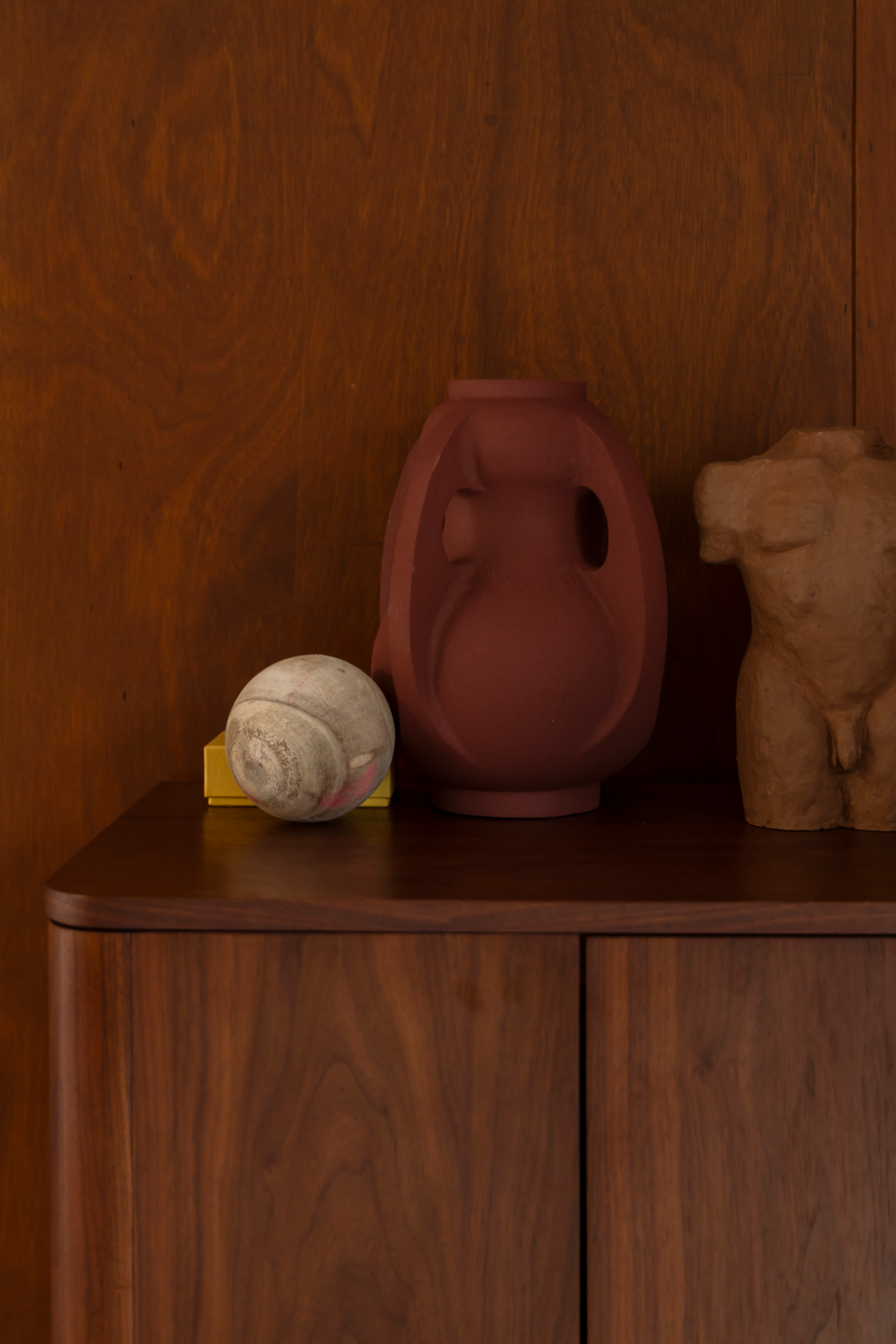 Red Aluminum Vase M | Dutchbone Thiago | OROA.com