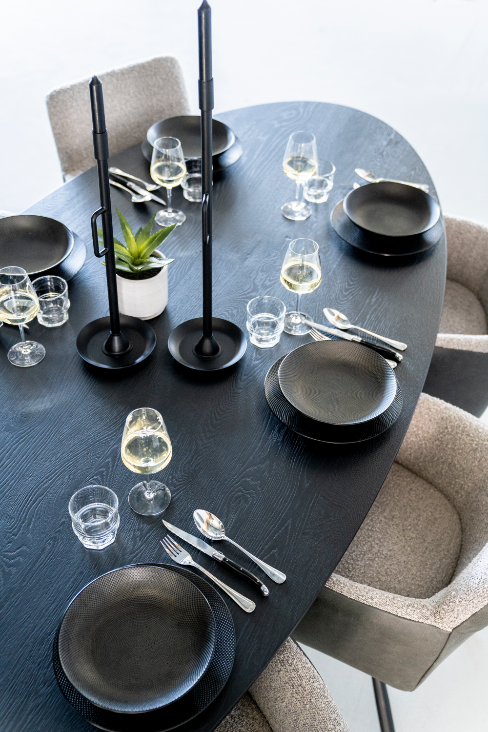 Black Oval Dining Table M | Eleonora Siera | OROA.com