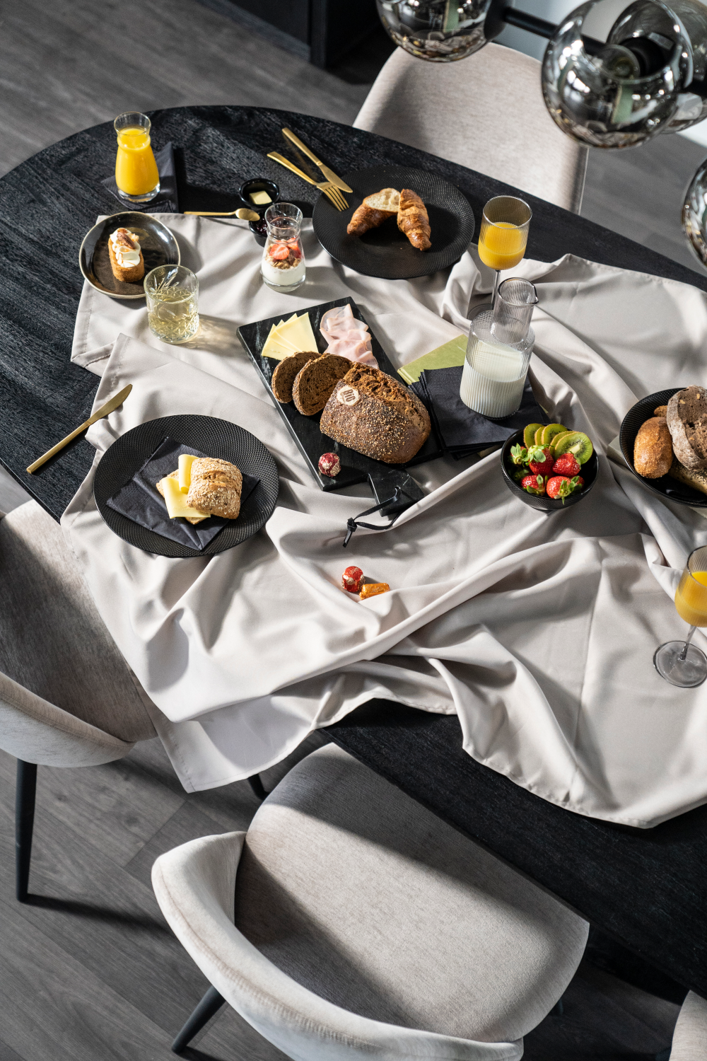 Mango Wood Pedestal Dining Table S | Oroa.com