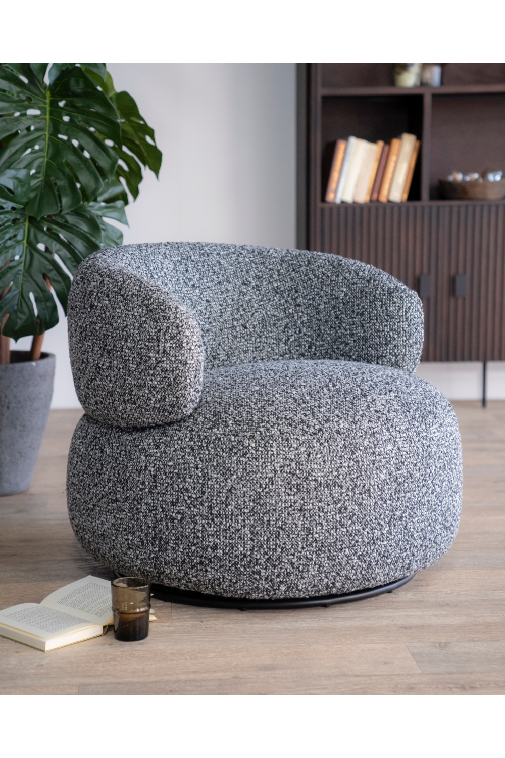 Modern Curved Lounge Chair | Eleonora Maeve | OROA.com