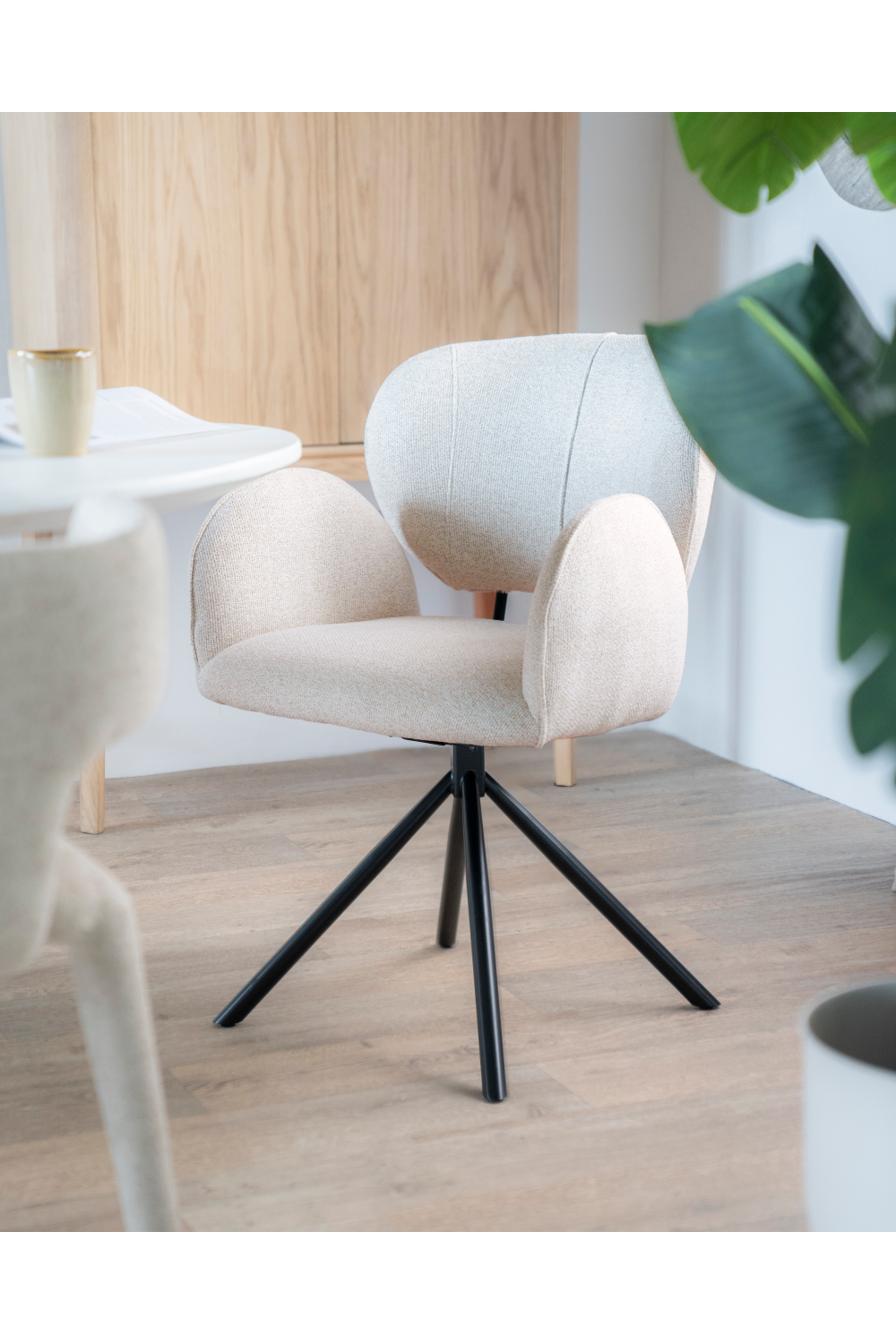 Quadrupod Rotatable Armchair | Eleonora Rosalin | OROA.com