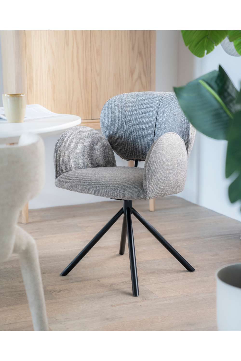 Quadrupod Rotatable Armchair | Eleonora Rosalin | OROA.com