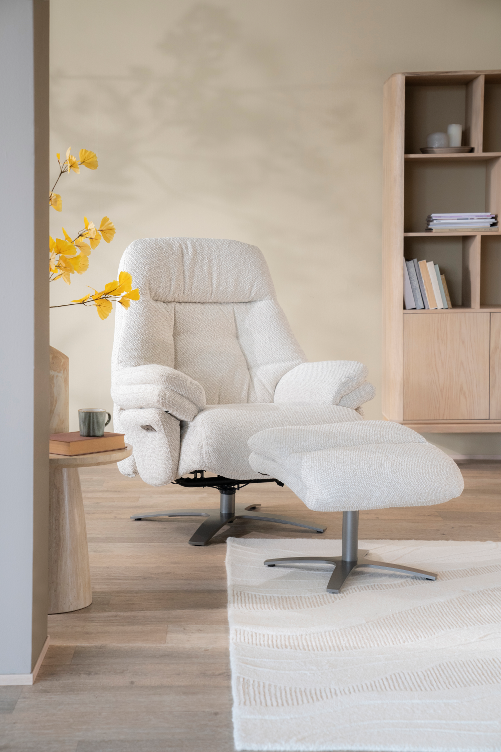 Upholstered Reclining Lounge Chair | Eleonora Caleb | OROA.com