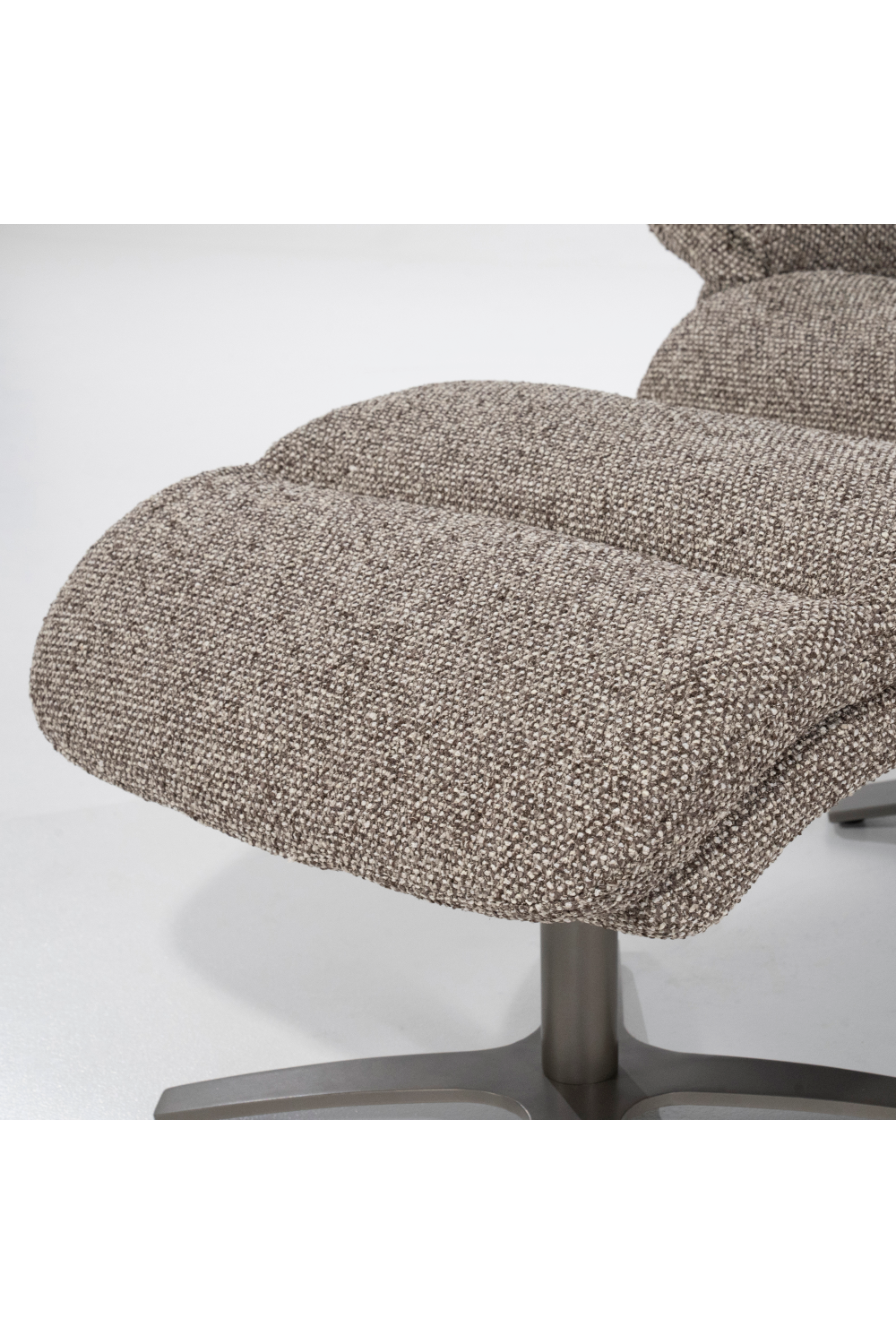 Upholstered Reclining Lounge Chair | Eleonora Caleb | OROA.com