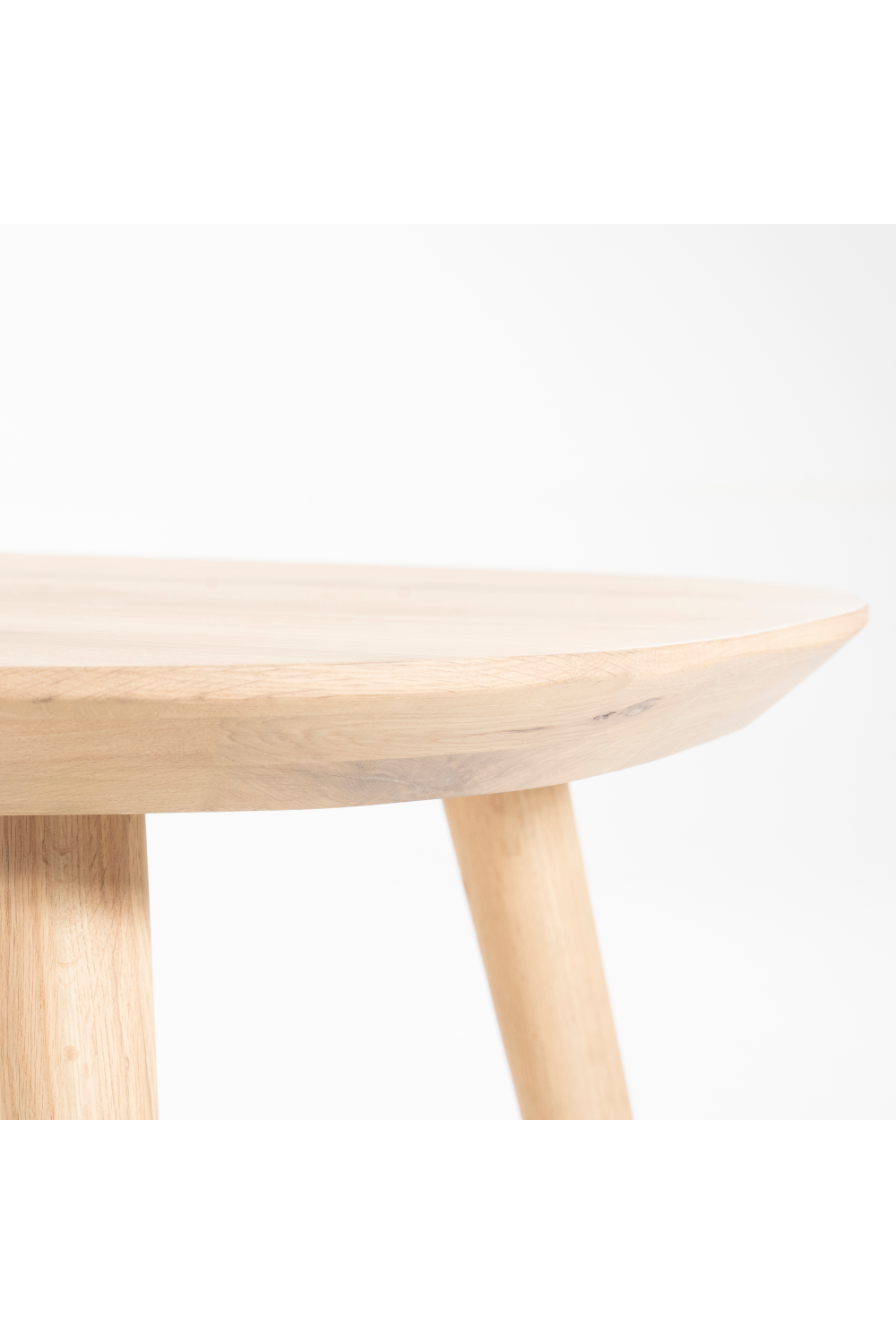 Lacquered Oak Oval Dining Table | Oroa.com