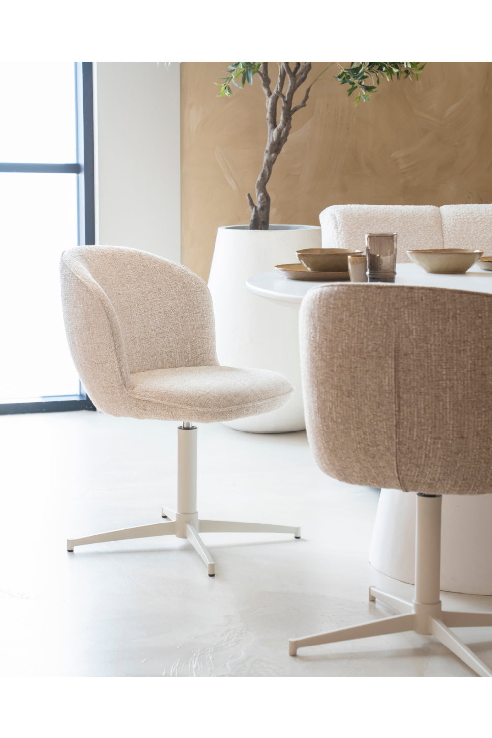 Curved Back Swivel Chair | Oroa.com