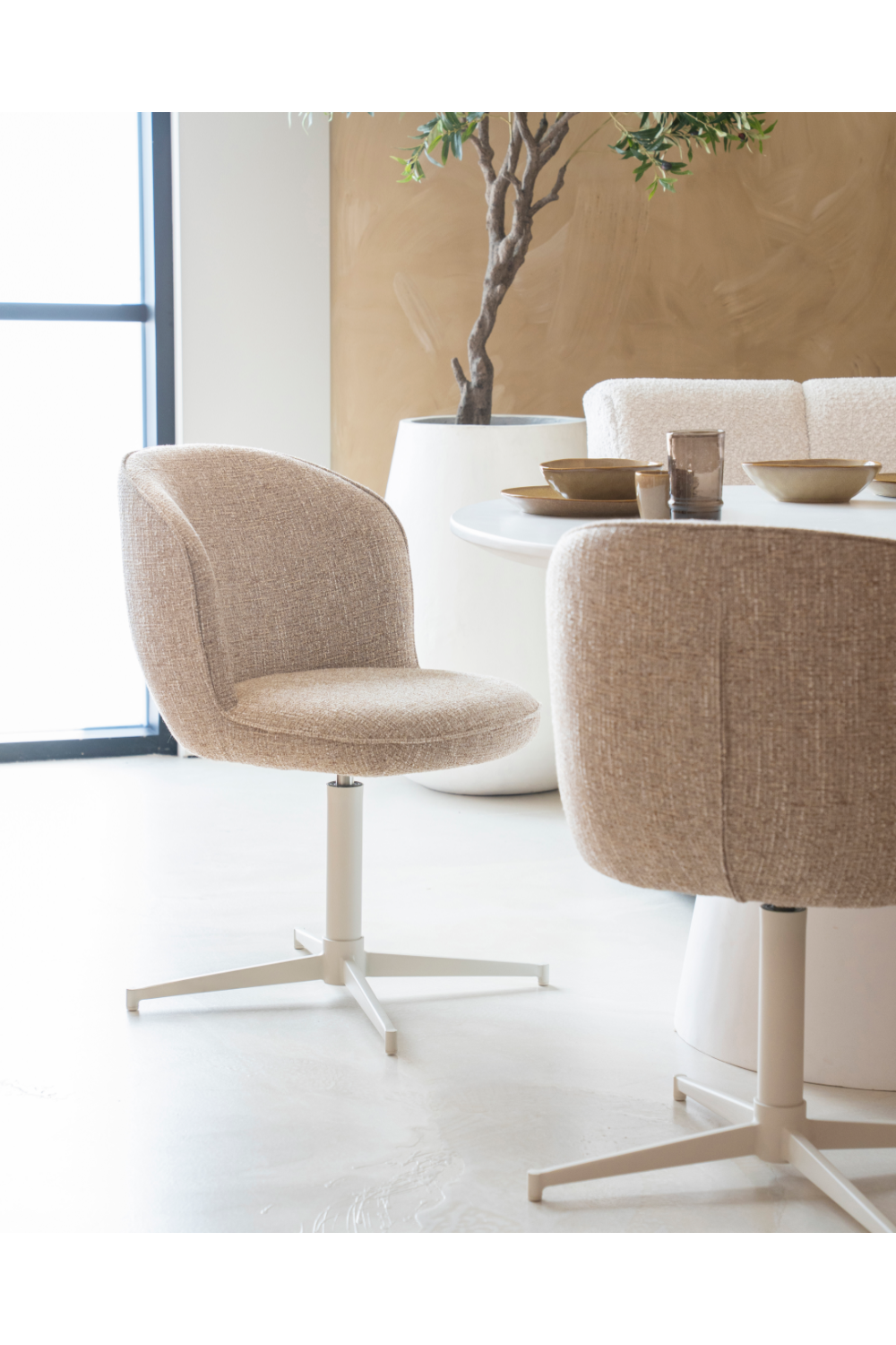 Curved Back Swivel Chair | Oroa.com