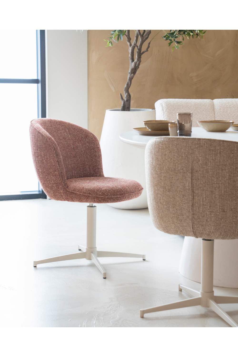 Curved Back Swivel Chair | Oroa.com