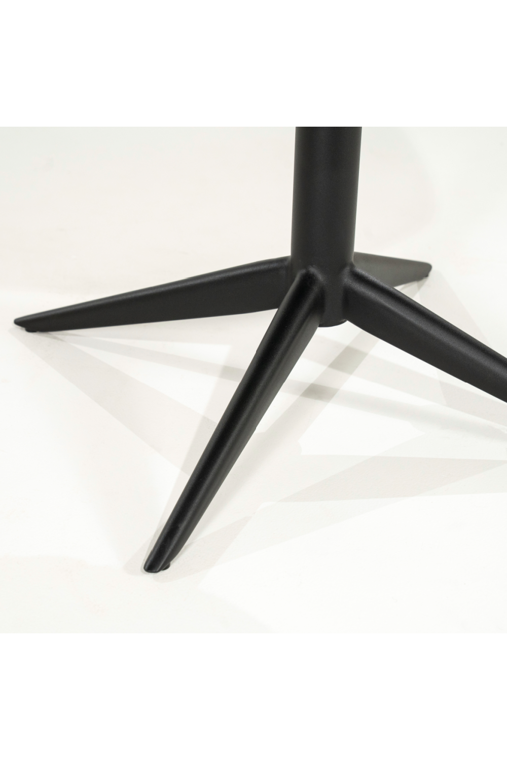 Rounded Open-Back Swivel Chair | Oroa.com