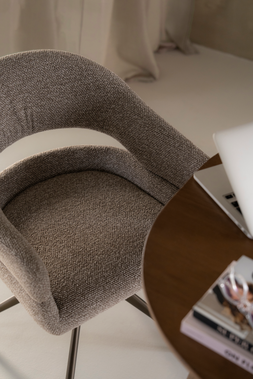 Open-Back Swivel Chair | Oroa.com