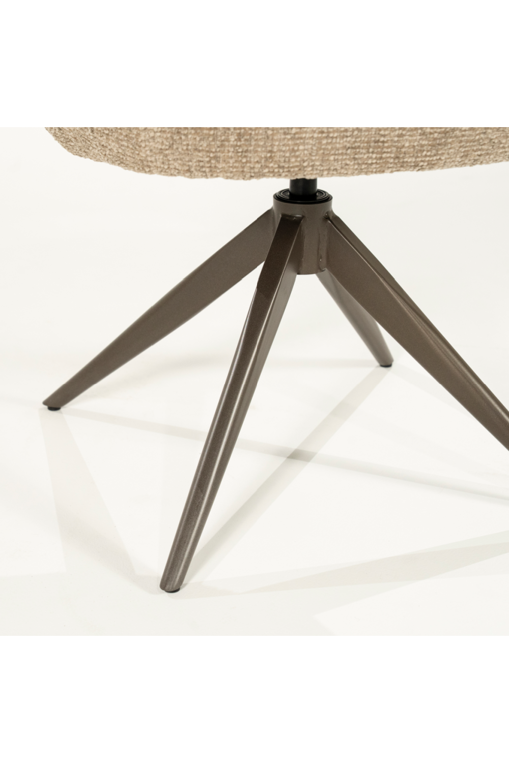 Cut-Out Swivel Chair | Eleonora Alissa | Oroa.com