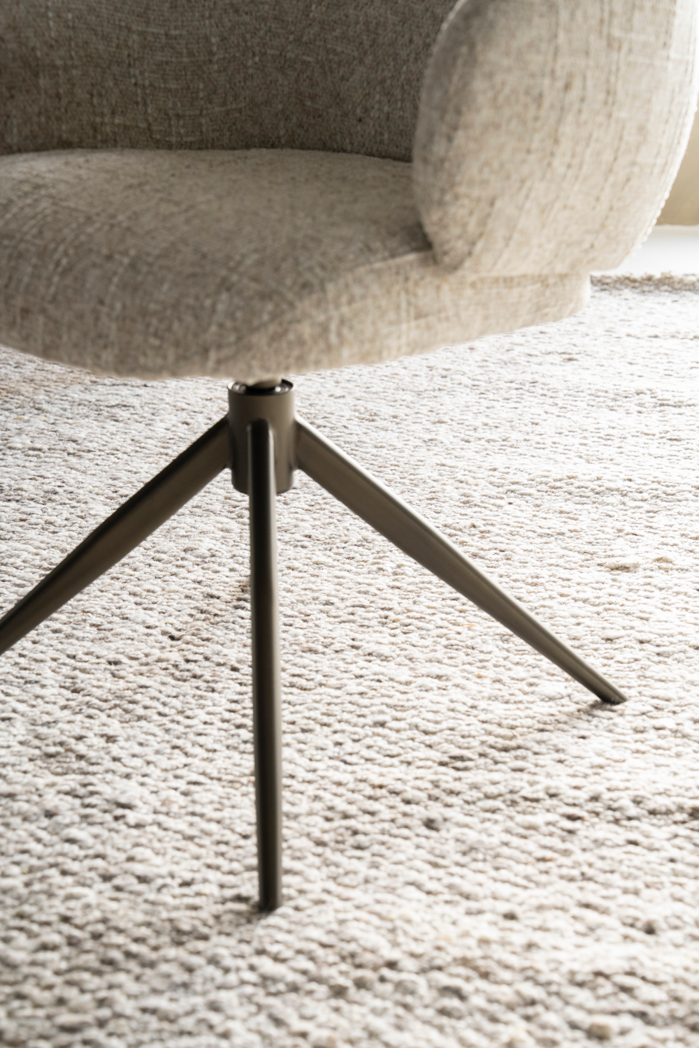Modern Swivel Amchair | Oroa.com