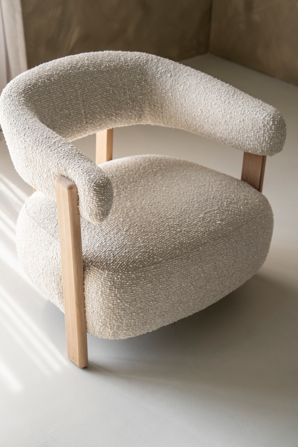 Curved Back Lounge Armchair | Oroa.com