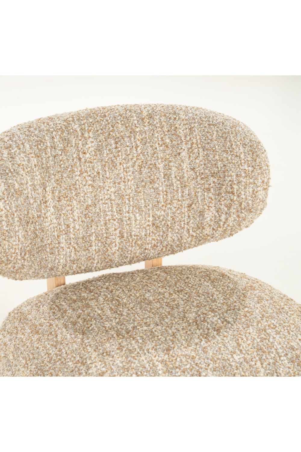 Cushioned Minimalist Lounge Chair | Eleonora Reza | Oroa.com