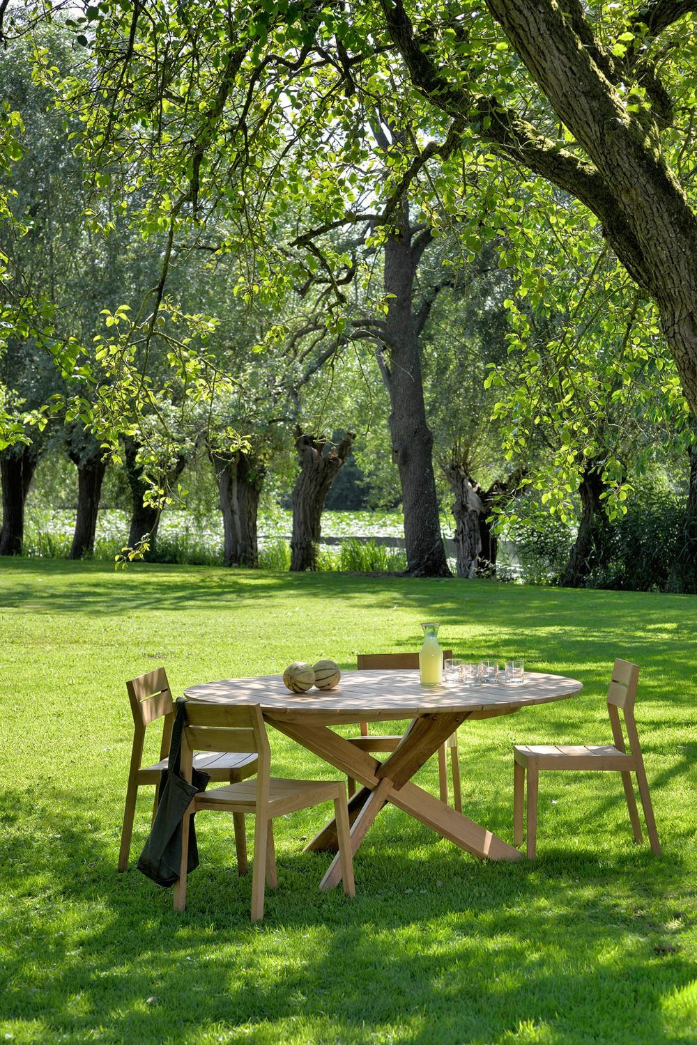 Solid Teak Outdoor Dining Table | Ethnicraft Circle | OROA.com