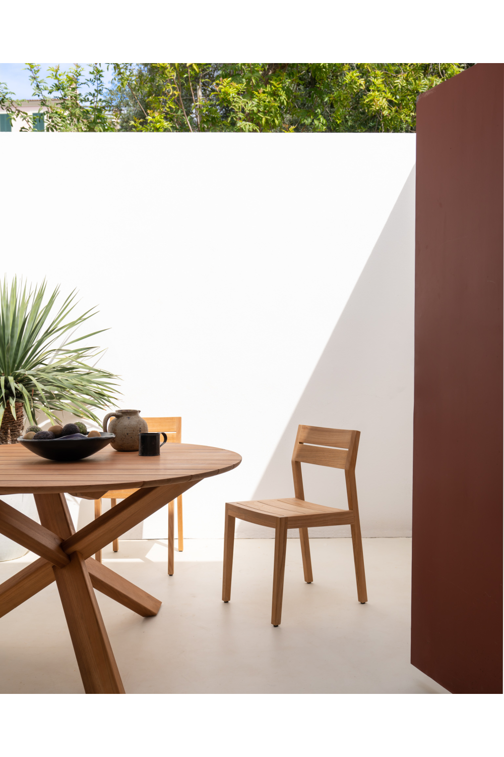Solid Teak Outdoor Dining Table | Ethnicraft Circle | OROA.com