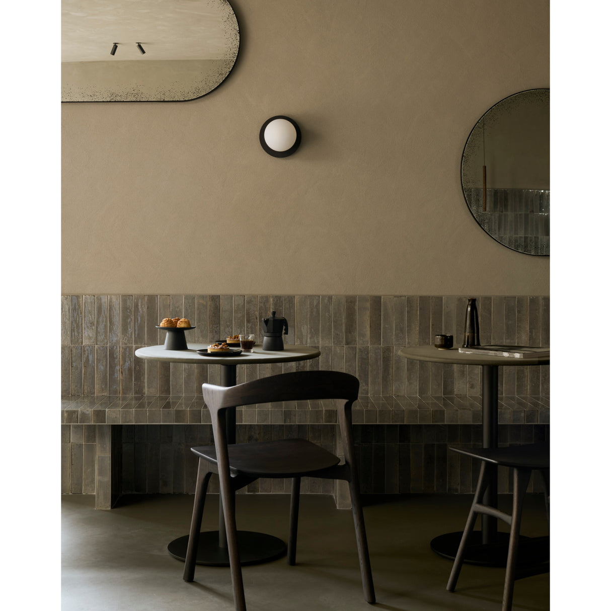 Round Pedestal Dining Table | Oroa.com
