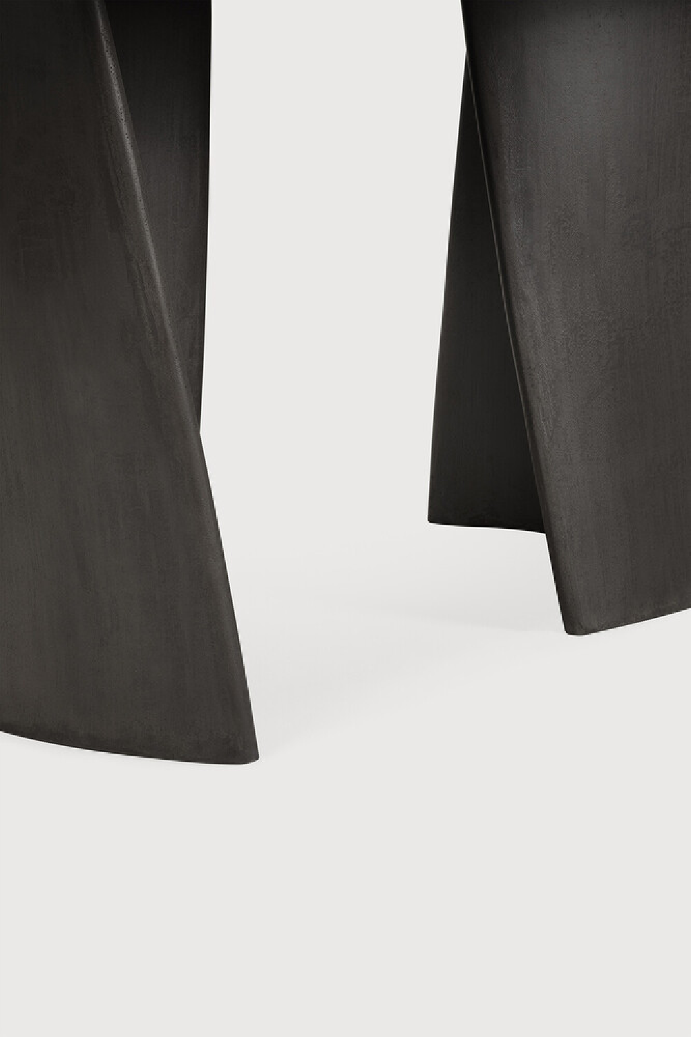 Round Concrete Outdoor Dining Table | Ethnicraft Roller Max | Oroa.com